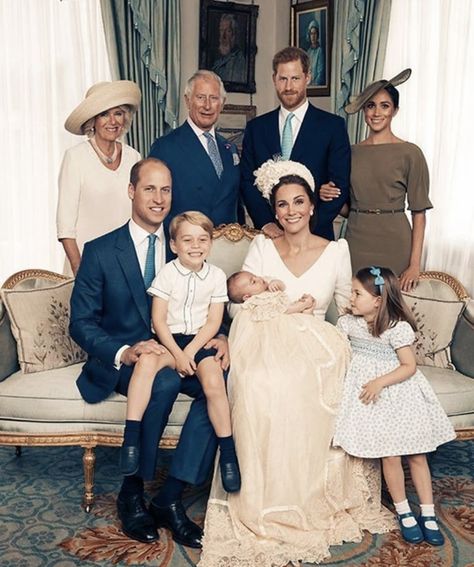 Principe William Y Kate, Young Queen Elizabeth, Royal Family Portrait, Prince William Et Kate, William E Kate, Royal Family Pictures, Photo Tag, Look Of Love, Prince Louis