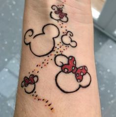 Mickey And Minnie Tattoos, Minnie Tattoo, Disney Inspired Tattoos, Mickey Tattoo, Tattoo Placements, Mouse Tattoos, Muster Tattoos, Roi Lion, Disney Tattoo