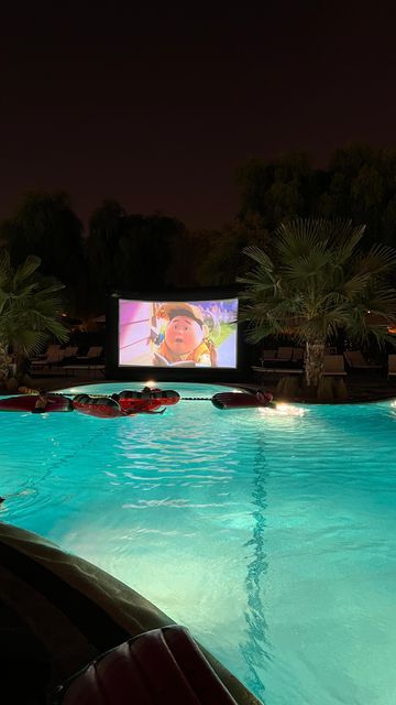 Pool Side Food, Pool Side Seating, Pool Movie Night, Backyard Movie Night Party, Family Pool Party, Vida Aesthetic, 3 Course Meal, Dive In Movie, Pool Movie