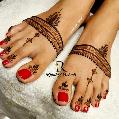 Mehndi Designs Minimalist, Leg Mehndi Design Simple, Leg Mehndi Designs, Leg Mehndi Design, Feet Mehendi, Mehndi Design Simple, Simple Arabic Mehndi, Bridal Mehndi Design, Simple Arabic Mehndi Designs