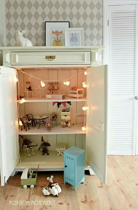 Doll House From Dresser, Dollhouse In Cabinet, Cupboard Dolls House, Cabinet Dollhouse Diy, Diy Mouse House Furniture, Diy Mouse House, Mouse House Ideas, Mouse House Diy, Doll House Diy Furniture