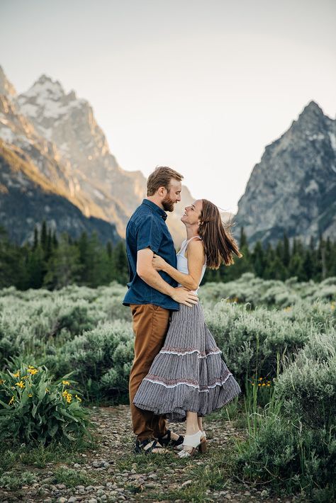 Best locations for family and couple photos in Grand Teton National Park Mountain Family Pictures, Mountain Family Photos, Yellowstone National Park Vacation, Wyoming Mountains, Mountain Photoshoot, Fam Photos, Mountain Couple, National Park Vacation, Jackson Hole Wyoming