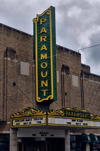 Paramount ~ Ashland, Kentucky. Words cannot describe the inside of this theatre. It's a hidden gem! Kentucky Restaurants, Travel Kentucky, Ashland Kentucky, Kentucky Attractions, Eastern Kentucky, Oregon Photography, Kentucky Girl, My Old Kentucky Home, Arts Center