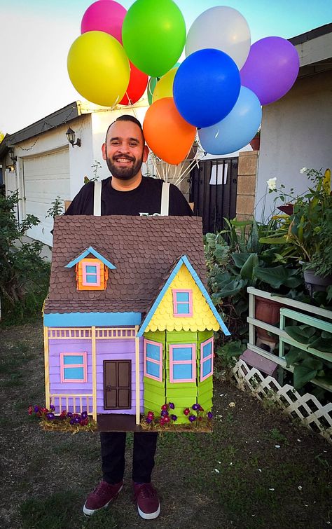 Up House Costume Diy, Up House Cardboard, House From Up Costume, Diy Up House Cardboard, House Costume Diy, Diy With Boxes, Diy Up House, Cardboard Halloween Costumes, Up House Costume