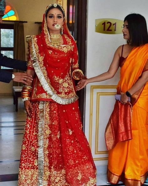 Your Favourite 2020 Bridal Looks From Our Instagram Page Red Rajputi Dress, Royal Rajputi Look, Rajputana Dress, Rajasthani Look, Rajasthani Bride, Rajasthani Dress, Rajputi Dress, Indian Sari Dress, Wedding Lehenga Designs