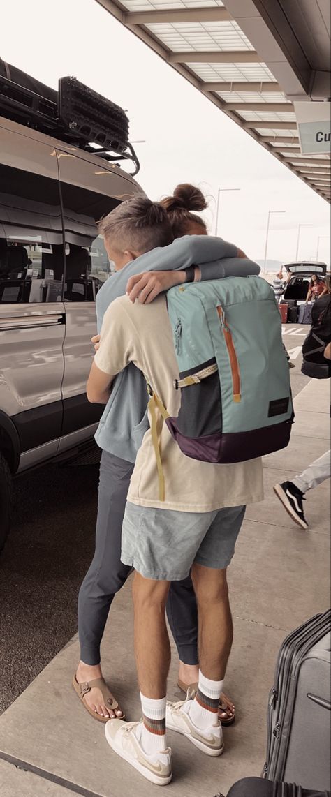 Airport Hug, Airport Goodbye, Travel Utah, Airport Airplane, People Hugging, Photos Poses, Airport Look, Couple Portraits, Long Distance