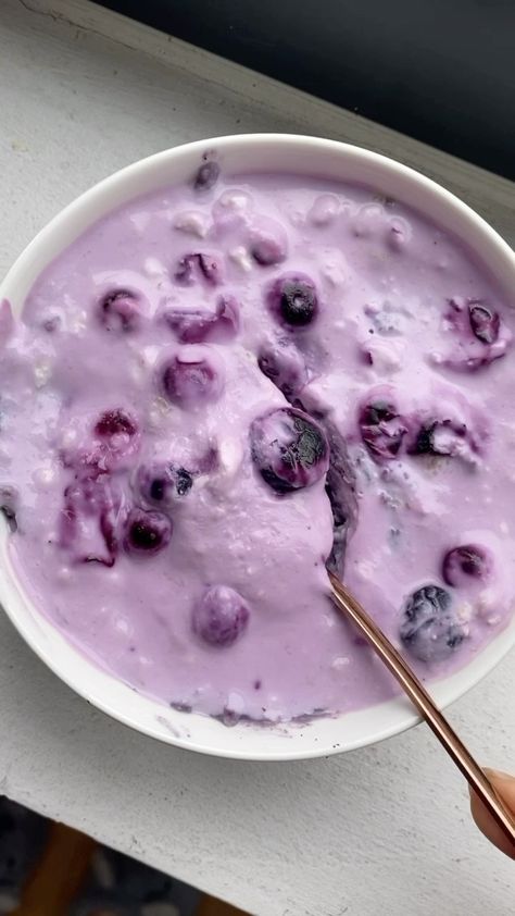 Your next high protein breakfast 🫵🏼 Blueberry overnight oats 🤷🏻‍♀️🫐 🥣Recipe🥣 1. Cook 40g rolled oats + handful of bloobs with approx… | Instagram Over Night Oats Aesthetic, Blueberry Treats, Breakfast Blueberry, Blueberry Overnight Oats, Strawberry Treats, Meals Ideas, 120 Pounds, Food Plan, Protein Power