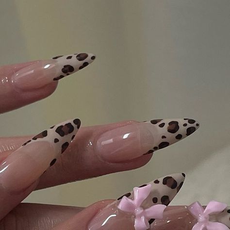 Leopard Print Stiletto Nails, Cheetah Print Stiletto Nails, Almond Cheetah Nails, Cheetah Print Nails Almond, Cheetah Print Almond Nails, Era Nails, Finger Bones, Panthers Nails, Long Oval Nails