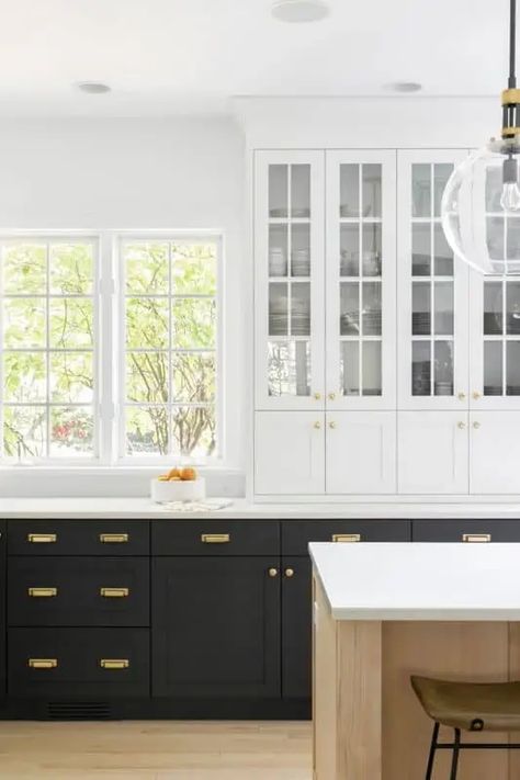 Black Lower Cabinets, Black And White Cabinets, Top Kitchen Trends, Black White Kitchen, Black And White Kitchen, Black Kitchen Island, Black Kitchen Cabinets, Timeless Kitchen, Kitchen Renovations