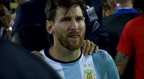 Messi Crying, Messi 2016, Phil Neville, Lionel Messi Family, Messi Gif, Lio Messi, Robin Van Persie, Football Photography, Lionel Andrés Messi