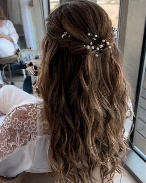 Boho bride hairstyle with flowers Bride Hair With Flowers, Bridesmaid Hair With Flowers, Boho Bride Hairstyles, Bridal Hair With Flowers, Bridal Half Updo, Wedding Hair With Flowers, Boho Wedding Hair Flowers, Hairstyle With Flowers, Flower Hairstyles