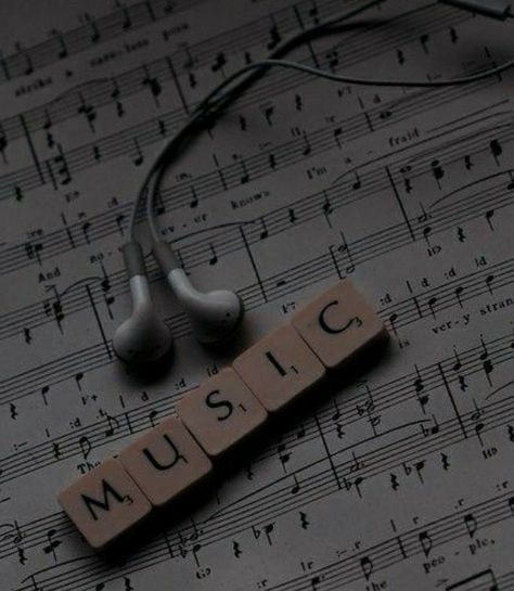 Music Pfp, Type Of Aesthetics, Music Doodle, Music Cover Photos, Fashion Displays, Train Book, Colleen Hoover Books, Music Collage, Perfect Music