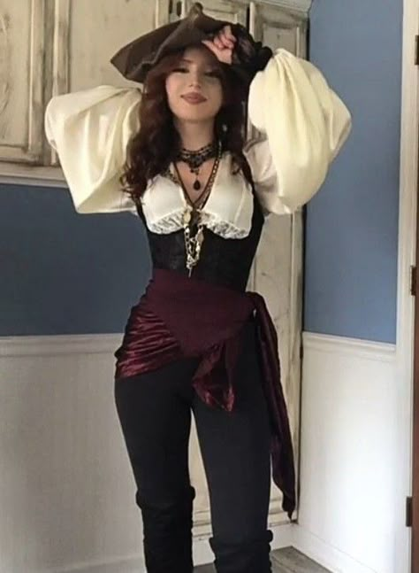 Pirate Halloween Costume Pirate Outfit Women, Pirate Core, Pirate Aesthetic, Halloweenský Makeup, Ren Faire Outfits, Pirate Dress, Girl Pirates, Female Pirate Costume, Pirate Cosplay