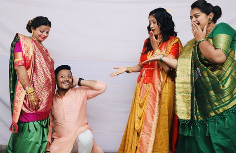 Baby Shower Group Photo, Baby Shower Pics Indian, Seemantham Photos, Baby Shower Couple, God Bharai, Baby Shower Poses, Indian Maternity Photos, Shower Poses, Dohale Jevan