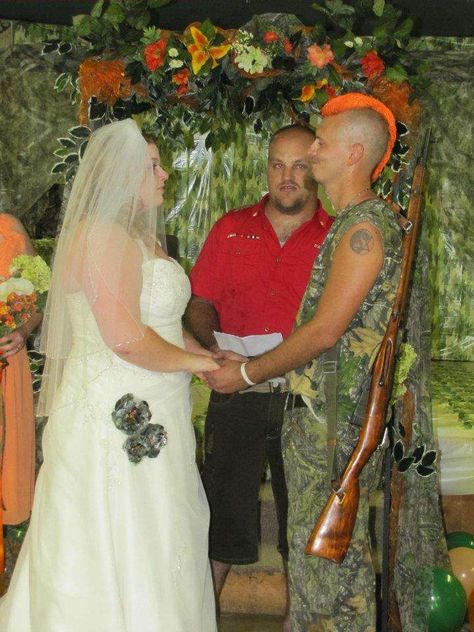 Red Neck Wedding, Hillbilly Wedding, Tacky Wedding, Royal Wedding Dresses, Funny Wedding Pictures, Wedding Fail, Shotgun Wedding, Wedding Day Photos, Traditional Wedding Attire