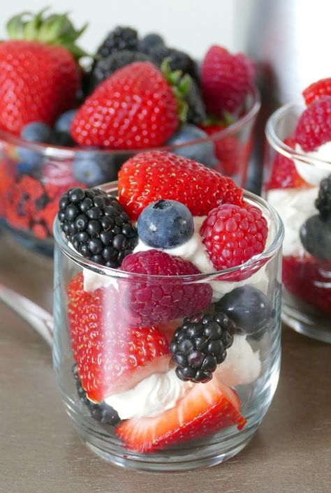 Berries And Cream Recipe, Using Blueberries, Mascarpone Cream Recipe, Mascarpone Recipes, Cream Puff Recipe, Patriotic Desserts, Mascarpone Cream, American Desserts, Bake Recipes