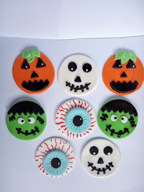 Halloween Cupcake Toppers Fondant, Halloween Cupcakes Fondant, Halloween Fondant Cupcakes, Halloween Fondant Cookies, Cupcake Pumpkin, Eye Pumpkin, Halloween Fondant, Biscuits Halloween, Pasteles Halloween