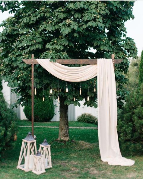 Wedding Arch Ideas No Flowers, Sweetheart Table Outdoor, Wedding Arch No Flowers, Pergola Wedding Ceremony, Pergola Wedding, Planning 2023, Simple Wedding Arch, Wood Wedding Arches, Arches Wedding