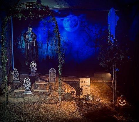 DIY Halloween graveyard scene with shade tent, iron arch, fog machine, scene setter background and black light. Diy Halloween Graveyard, Outdoor Halloween Decor Ideas, Spooky Outdoor Halloween Decor, Halloween Photography Backdrop, Iron Arch, Graveyard Scene, Outdoor Halloween Decor, Scene Setters, Shade Tent