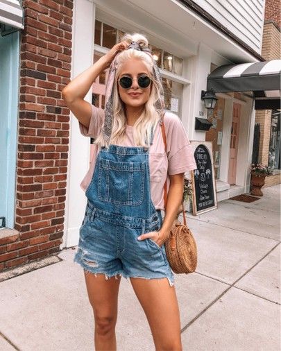 Cute Outfits With Overalls Shorts, Shorts Overalls Outfit, Overalls Outfit Summer, Overall Shorts Outfit, Kathleen Post, Looks Hippie, Summer Overalls, Denim Shortalls, Look Boho Chic