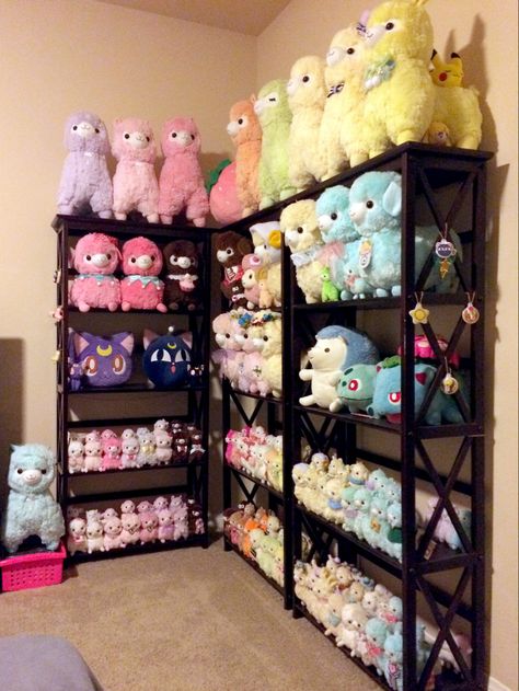 Build A Bear Display Ideas, Build A Bear Display, How To Display Plushies, Plush Collection Display, Plushie Organization, Squishmallow Organization, Plushie Storage, Emo Room, Stuffed Animal Collection