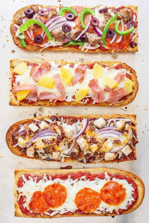 Pizza Baguette, Sweet Bbq Sauce, French Bread Recipe, French Bread Pizza, Pizza Snacks, Bread Pizza, Sweet Italian Sausage, Easy Pizza, Pizza Bread