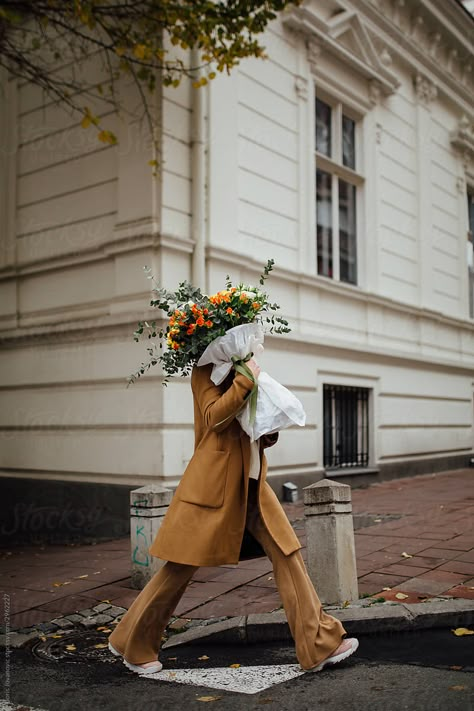 A Portrait Of An Anonymous Girl Walking And Holding A Bouquet That Covers Her Face by Boris Jovanovic - Woman City Fashion Photography, City Shoot, Walking Down The Street, Flower Photoshoot, Foto Baby, Girl Standing, Fall Photoshoot, Street Fashion Photography, Shooting Photo