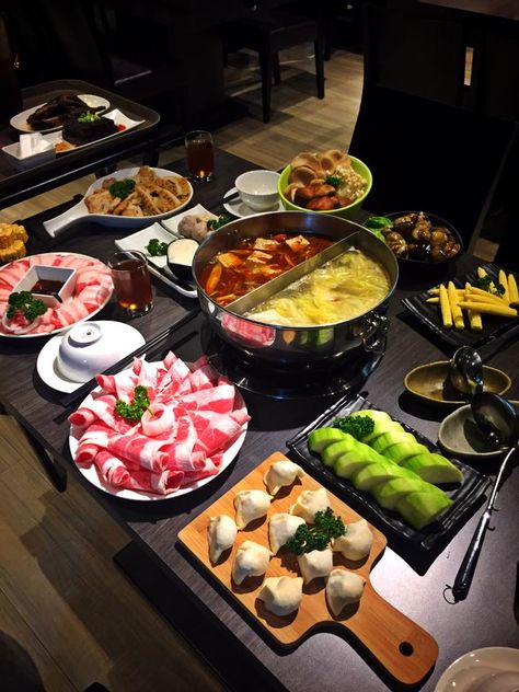 Hot Pot Chinese, Hot Pot Aesthetic, Hotpot Aesthetic, Asian Hot Pot Recipe, Asian Food Restaurant, Hotpot Recipe, Chinese Fondue, Beef Hotpot, Chinese Hotpot