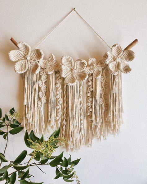 Here is an amazing macrame wall hanging ! Check out more designs for sales on Macrame-design.com ! Macrame Flowers Wall Hanging, Macrame Flower Tutorial, Spring Macrame, Macrame Flower Wall Hanging, Macrame Wall Hanging Ideas, Macrame Flowers, Pola Macrame, Macrame Crochet, Macrame Hammock