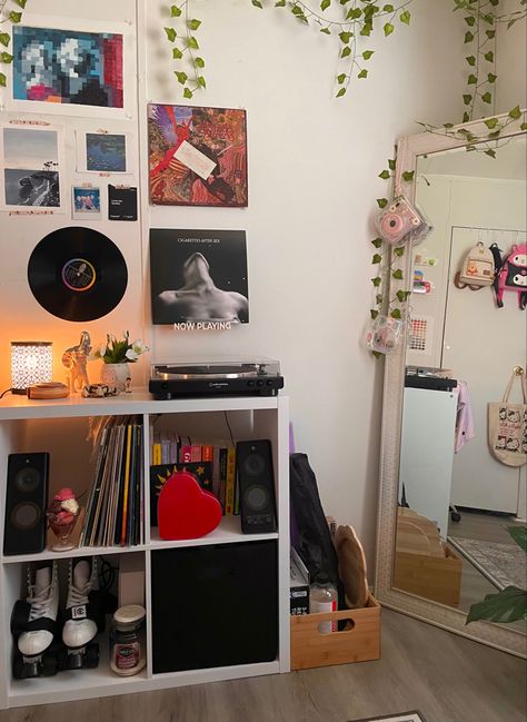 Room Decor With Vinyl Records, Tv Girl Room Aesthetic, Vinyl Bedroom Aesthetic, Room Ideas Records, Room Inspo Vinyl, Room Inspo Records, Record Player Room Ideas, Record Player Bedroom, Fangirl Room Aesthetic