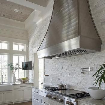 White Stone Backsplash, Stacked Stone Backsplash, Stone Tile Backsplash, Countertops Ideas, Brick Backsplash Kitchen, Mountain Kitchen, Stone Backsplash Kitchen, Decorative Molding, Yellow Cabinets