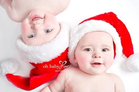 Such an adorably cute christmas photo of the twins in my family. Twin Christmas Pictures, Twins Photoshoot, Twins Pictures, New Baby Pictures, Christmas Cards Ideas, Photoshoot Christmas, Christmas Baby Pictures, Twin Pictures, Trendy Baby Blankets