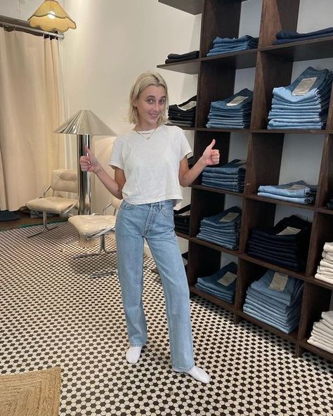 emma chamberlain updates on Instagram: "emma photographed wearing jeans from @stillherenewyork yesterday." Emma Chamberlain Levis, Emma Chamberlain Outfits, Emma Style, Comfort Person, Levis Outfit, Emma Chamberlain, September 28, Style Inspiration Summer, Famous Fashion