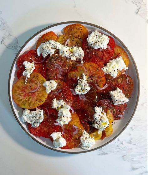 Tomato Salad Aesthetic, Salad With Burrata, Salad Aesthetic, Pickled Red Onion, Sommer Mad, White Balsamic, Tomato Season, Simple Salad, Creative Cooking