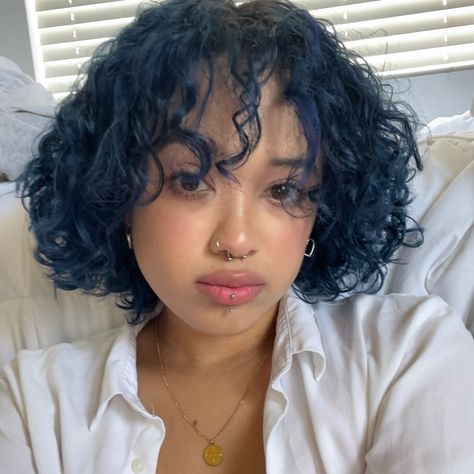 #aesthetic #y2k #minimalist #coquette #blue #curlyhairstyles #koreanmakeup Short Blue Curly Hair, Midnight Blue Curly Hair, Blue Short Curly Hair, Dark Blue Curly Hair, Blue Curly Hair, Pan Panic, Coquette Blue, Minimalist Coquette, Y2k Minimalist