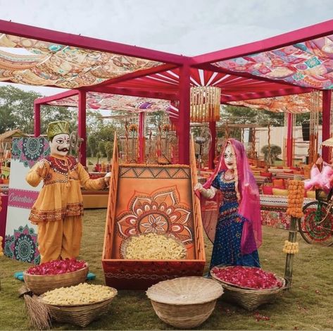 Rajwadi Theme Wedding Decor, Rajasthani Decoration Ideas Wedding, Entry Concept For Wedding, Rajasthani Decor Wedding, Rajasthani Haldi Decor, Rajasthani Theme Decor, Grahshanti Decor, Rajasthani Theme Decoration, Rajasthani Wedding Decor