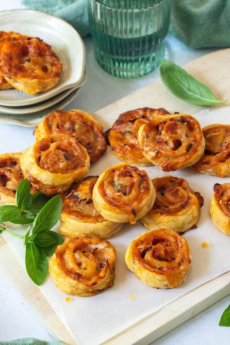 Puff Pastry Pizza Scrolls Pizza Scrolls Puff Pastry, Puff Pastry Scrolls, Puff Pastry Pizza Bites, Puff Pastry Finger Food, Pizza Scrolls, Food For Parties, Easy Lunchbox, Roast Pumpkin Salad, Savory Puff Pastry