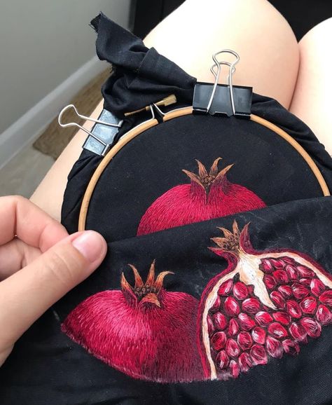 Pomegranate Embroidery, Food Embroidery, Coconut Shell Crafts, Phulkari Embroidery, Fabric Painting Techniques, Hand Embroidery Tutorial, Bead Embroidery Jewelry, Needle Arts, Embroidery Jewelry