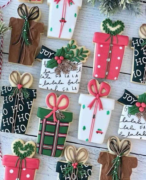 Christmas Present Cookies, Gift Cookies Decorated, Present Cookies, Cookie Gift Packaging, Christmas Cookie Boxes, Cookie Boxes, Winter Cookie, Xmas Cake, Sugar Cookie Designs