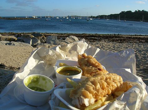 Fish and Chips on the beach ♥ Facts About Fish, Mushy Peas, Summer Energy, Summer Dates, Summer Bucket Lists, Fish And Chips, Holiday Memories, Beach Picnic, Tourist Destinations