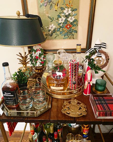 Christmas Bar Styling, Bar Cart Table, Home Bar Christmas Decor, Vintage Bar Ideas For Home, Christmas Bar Set Up, Christmas Bar Decor, Christmas Bar Cart Ideas, Winter Bar Cart, Christmas Bar Cart Styling