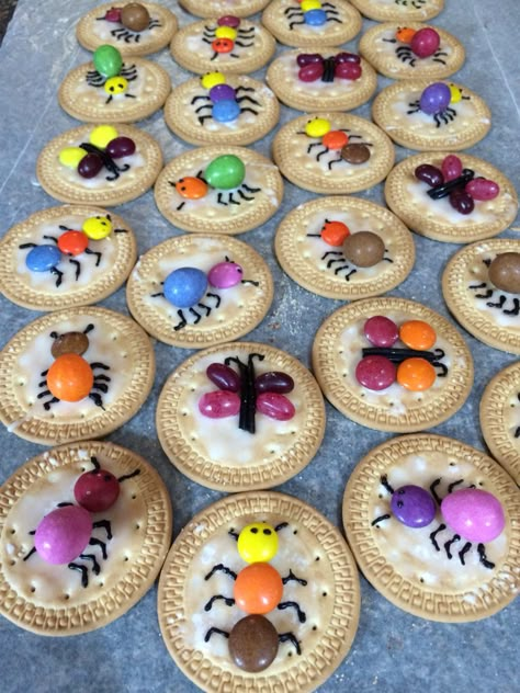 Baker Day Ideas For School, Decorated Biscuits Ideas, Halloween Biscuits Kids, Baker Baker Ideas For Kids School, Kids Bake Sale Ideas, Kids Market Day Ideas, Market Day Ideas For School, Biscuit Decoration, Halloween Breakfast