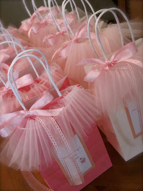 Tutu favor bags .. so cute for a little girl party Fiesta Shower, Ballerina Baby Showers, Princess Crafts, Ballet Birthday, Tutu Party, Ballerina Birthday Parties, Ballerina Party, Ballerina Birthday, Pink Parties