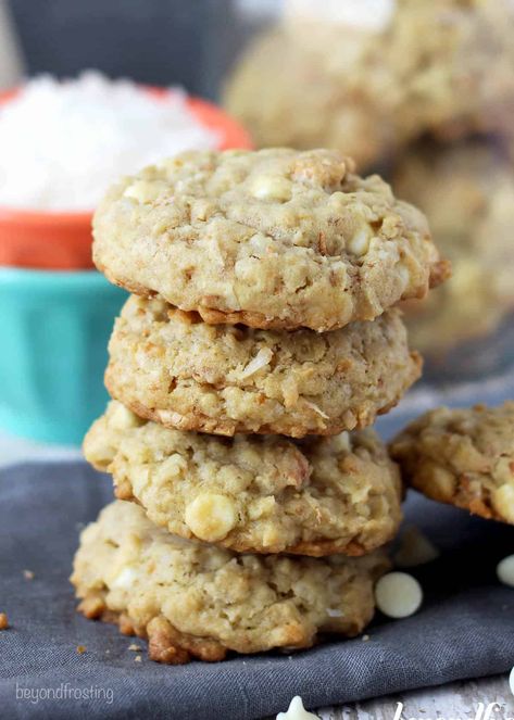 A sot and chewy oatmeal cookie loaded with shredded coconut, cashews and white chocolate chips. You'll love this sweet and salty cookie. Cashew Chocolate Chip Cookies, Cookies With Cashews, Coconut Cashew Cookies, Rice Crispy Cookies, Coconut Cashews, Ranger Cookies, Oatmeal Butterscotch Cookies, Oatmeal Coconut Cookies, Cake Coconut