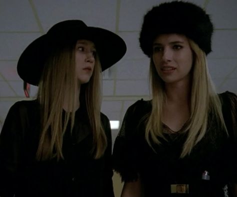 i swear everyone in coven was blond Ahs Cast, Madison Montgomery, Tate And Violet, American Horror Story 3, Ahs Coven, American Horror Story Coven, Mazzy Star, Evan Peters, Emma Roberts