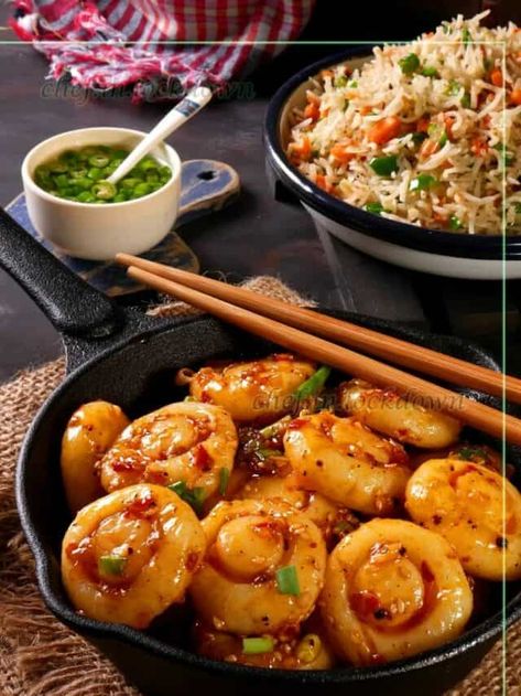 Delicious Spicy Food, Japanese Spicy Food, Spicy Potato Noodles, Korean Potato Noodles, Korean Mushroom Recipes, Korean Starters, Spicy Potato Recipes, Korean Dishes Aesthetic, Korean Potato Recipes