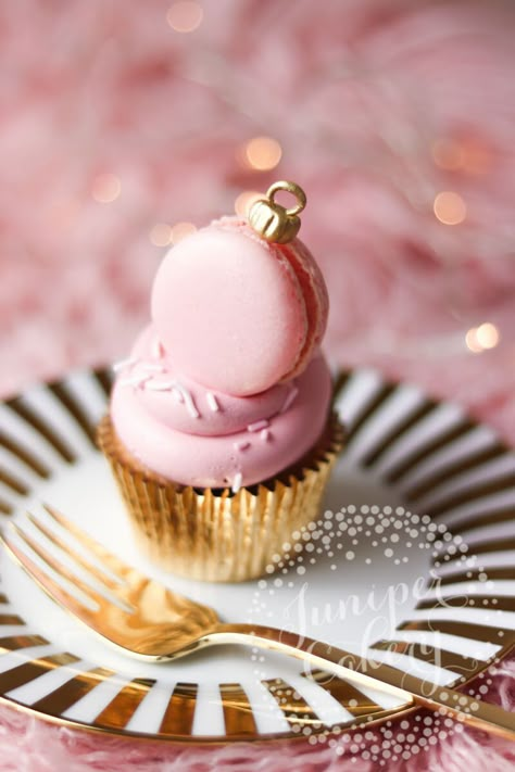 Pink Christmas cupcake by Juniper Cakery Gorgeous Cupcakes, Christmas Cupcake, Holiday Cupcakes, Glam Christmas, Christmas Sweets, Festive Treats, Christmas Cupcakes, Sweet Christmas, Savoury Cake