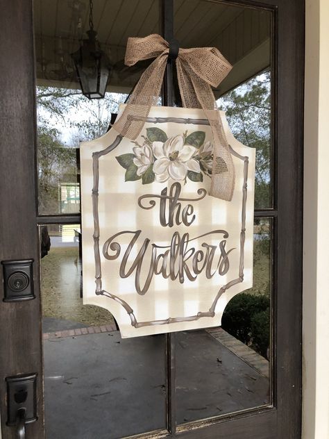 "A southern staple...classic gingham and magnolias! Adorn your door between seasons with this perfect \"welcome\" to hang on your door. Personalize with your family name or simply \"Welcome\". Include your preference in NOTE TO SELLER." Front Door Apartment Decor, River House Decor, Wedding Door Hangers, Farm Door, Door Hangers Diy, Welcome Door Signs, Door Signs Diy, Summer Door Hanger, Fall Door Hangers