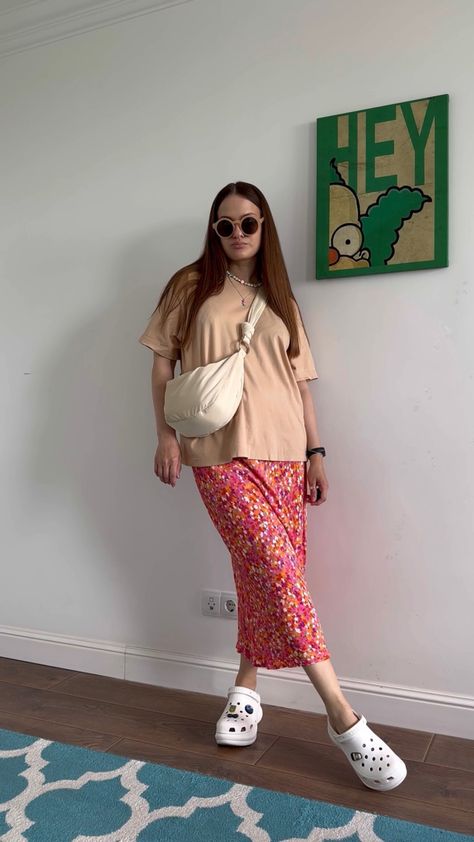 Crossbody Bag Outfit Summer, Beige Crocs Outfit, Crocs Streetstyle, Crocs Bae Clog, Crocs Clogs Outfits Style, Crocs Ootd, Crocs Fashion Street Styles, White Crocs Outfit, Crocs Bae