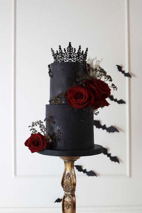 A black halloween birthday cake with red roses. Black Birthday Cake With Red Roses, Halloween 18th Birthday Cakes, Black And Red 30th Birthday Theme, Black Roses Cake, Red Black Cake Birthday, Red And Black Cakes Birthday, Dark Cake Ideas, Vampire Cake Birthday, October Birthday Cakes